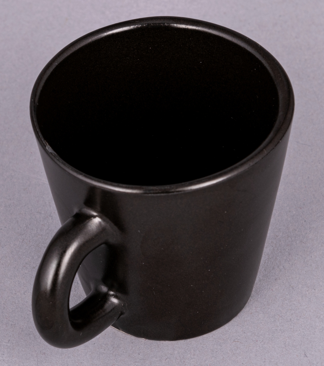 Mugg eller glöggmugg i flintgods, glaserad, formgiven av Eva Jancke-Björk 1951.