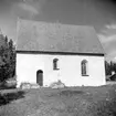 Högsjö gamla kyrka, exteriör. Den gamla kyrkan uppfördes i slutet av 1300-talet. Den brändes av ryssarna 1721. Kyrkan renoverades under kommande 15 åren under ledning av Hans Biskop en österbottnisk bildhuggare. Han tillverkade predikstolen och altaruppsättningen i kyrkan samt en del små inventarier. Bänkinredning samt läktare i väster är tillverkade av Jonas Lund och Olof Johansson Brandt. Förgyllning och målning av inredningen och de nya inventarierna gjordes av Erik Fällström på 1730-talet.