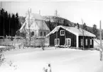 Viksjö kyrka. Kyrkan uppfördes 1927-28, sedan det gamla brukskapellet från Västanå genom vådeld brunnit ner till grunden den 8 februari 1926. Efter ritningar av arkitekt David Frykholm i Härnösand uppfördes den nuvarande kyrkan av timmer av byggmästaren J. Wiklander. Flera av de gamla kyrkstallarna finns bevarade.; Kyrkan har en stomme av liggtimmer. Planen är åttkantig, med utskjutande vapenhus och sakrstia. Det valmade taket är täckt med träspån. Fasaderna är klädda med vitmålad, stående träpanel. Klockstapeln har en lökformigt svängd kupol ovanpå ett fyrkantigt torn. Den inköptes 1789 på auktion och tillhörde tidigare Högsjö kyrka. Kyrkorummets väggar och tak är klädda med vitmålad träpanel. Bänkdörrarna och vissa detaljer är marmorerade. Golvet är brädlagt. Predikstol och altaruppsats är utförda av snickarmästare Erik Johan Näslund. Altartavlan är ett verk av Stig Bergh. På läktarbariären finns tretton målningar av Arne Bohman.