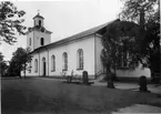 Nätra kyrka. Byggmästare Simon Geting. Vitputsad stenkyrka med torn. Nyklassicistisk stil. Inredning i början av 1800-talet. Altarväggen utformades 1847-48 av Olof Hofrén. Predikstol från 1814. Grundläggningsarbetet påbörjades 1805 och byggnationen, som krävde stora mängder sten för de två meter tjocka murarna, innebar stora uppoffringar från församlingsmedlemmarnas sida. En vall av jord lades upp runt murarna för att man med stenslädar och hästar skulle kunna föra upp materialet. På hösten 1807 var kyrkan så pass färdigställd att man kunde hålla gudstjänst och invigningen skedde den 27 november av prosten Anders Lundström i Sidensjö. En mer högtidlig invigning med biskop Erik Abraham Almquist skedde inte förrän tio år senare, den 6 juli 1817.