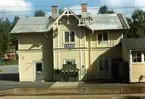 Frånö järnvägsstation. Stationen öppnades för trafik 12 december 1893. Otto Hugo Anshelm Ahl blev den första stationsförmannen. Godstrafiken var ibland ganska intensiv på grund av transporter till och från den närbelägna sulfitfabriken. Stationshuset revs 1976.