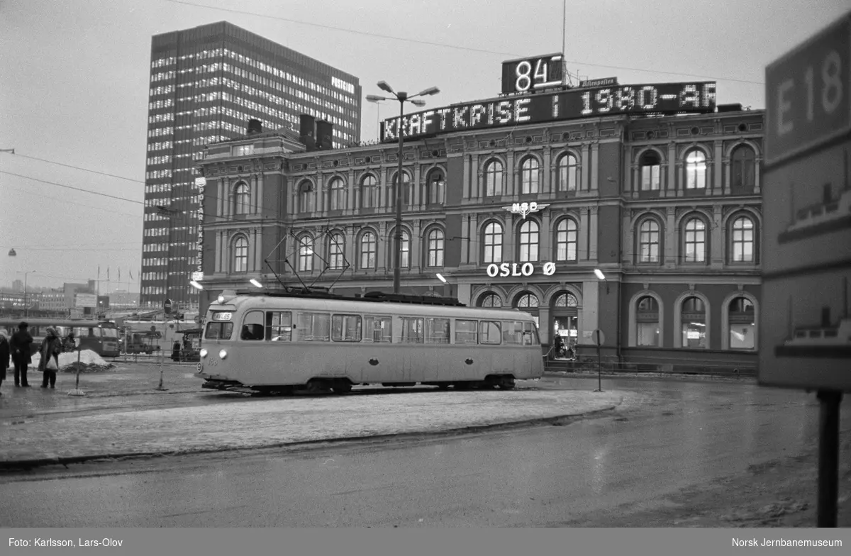 Oslo Sporveiers sporvogn "Gullfisk" B1 nr. 188 med linje 9, Østbanen-Avløs, her på Jernbanetorget