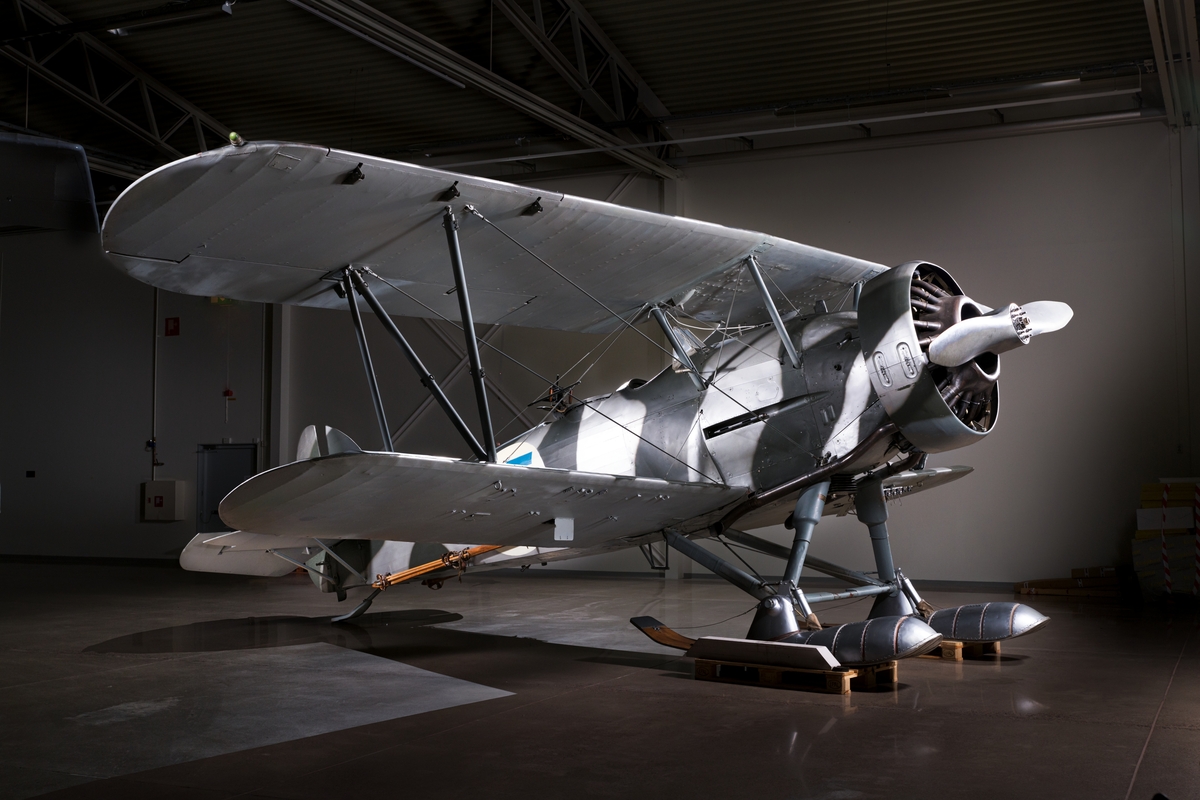 Bombflygplan B 4A
Hawker Hart.

Tvåsitsigt biplan försett med en niocylindrig NOHAB Mercury VIIA stjärnmotor. 
Flyglanet är målat och märkt med blå svastika för att se ut som de B 4:or som deltog i finska vinterkriget. 
Detta exemplar användes inte i Finland.