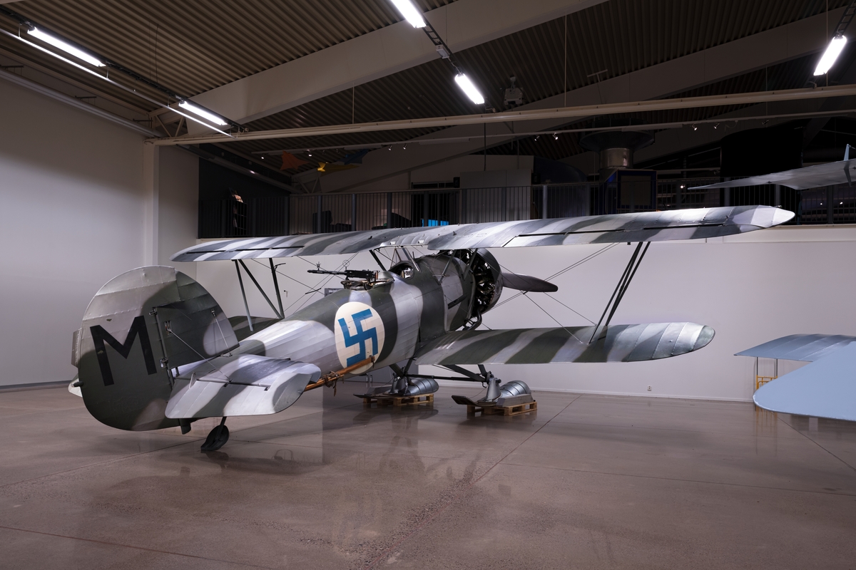 Bombflygplan B 4A
Hawker Hart.

Tvåsitsigt biplan försett med en niocylindrig NOHAB Mercury VIIA stjärnmotor. 
Flyglanet är målat och märkt med blå svastika för att se ut som de B 4:or som deltog i finska vinterkriget. 
Detta exemplar användes inte i Finland.
