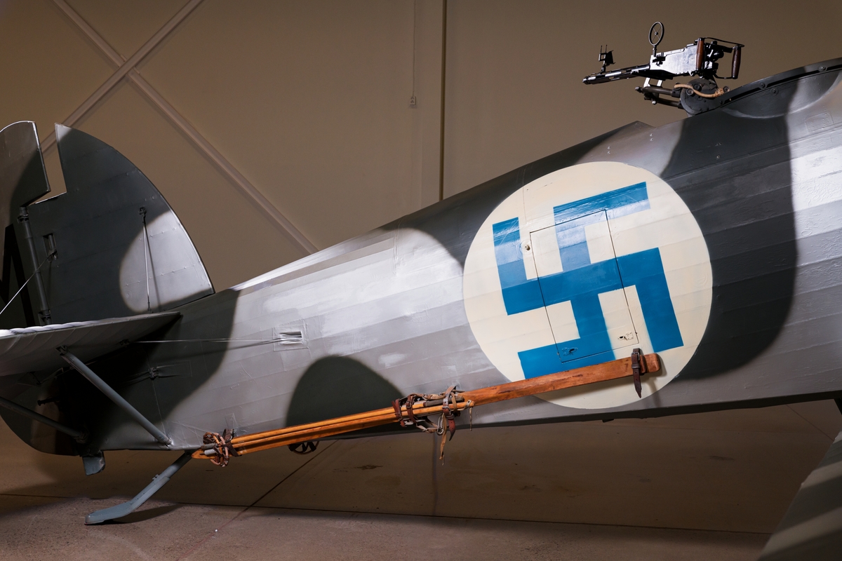 Bombflygplan B 4A
Hawker Hart.

Tvåsitsigt biplan försett med en niocylindrig NOHAB Mercury VIIA stjärnmotor. 
Flyglanet är målat och märkt med blå svastika för att se ut som de B 4:or som deltog i finska vinterkriget. 
Detta exemplar användes inte i Finland.