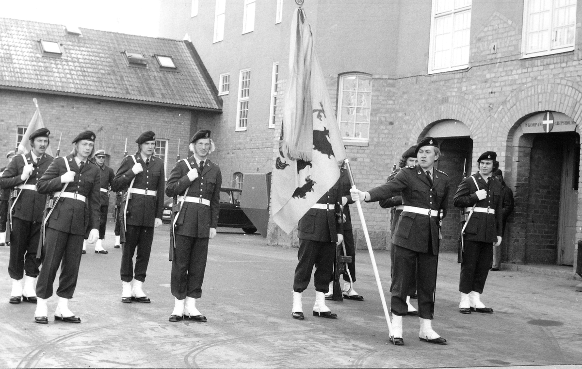 Kaserngården, 1973

FN bataljon 51C inspekteras av arméchefen vid P 10 1973-10-24.

Bild 1 Fanvakt ur FN bataljon 51C ställer upp mellan kasern 4 och 5, fanförare löjtnant Aastrand

Bild 2 Fanvakt ur P 10 på samma plats, fanförare löjtnant Carl-Wilhelm von Eckerman

Bild 3 Båda fanvakterna uppställda framför FN bataljonen