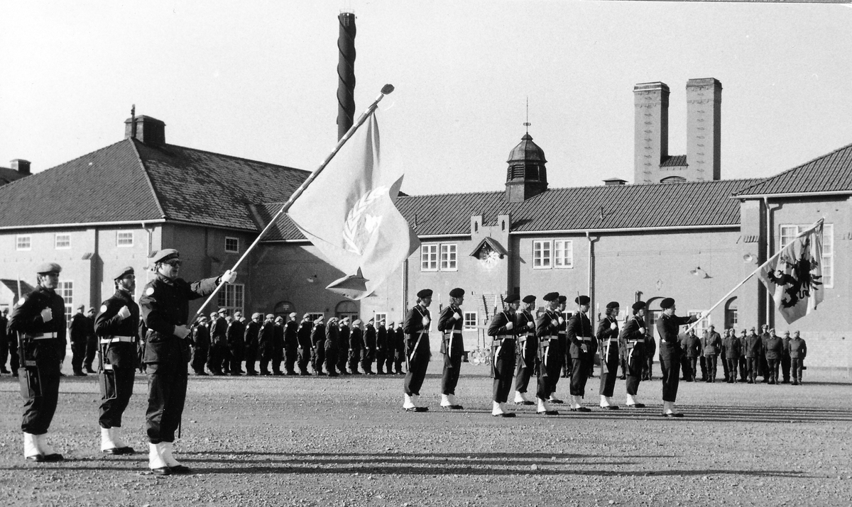 Kaserngården, 1973

FN bataljon 51C inspekteras av arméchefen vid P 10 1973-10-24.

Bild 1 Fanvakt ur FN bataljon 51C ställer upp mellan kasern 4 och 5, fanförare löjtnant Aastrand

Bild 2 Fanvakt ur P 10 på samma plats, fanförare löjtnant Carl-Wilhelm von Eckerman

Bild 3 Båda fanvakterna uppställda framför FN bataljonen