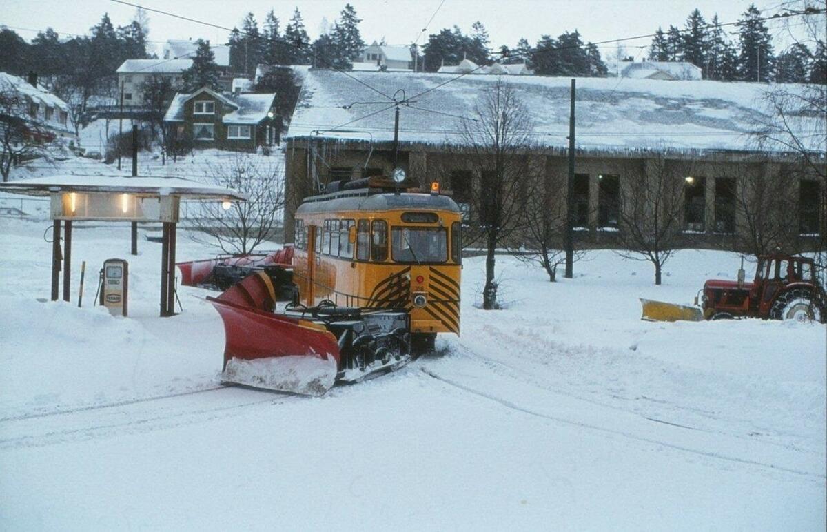 Snøplog fotografert på Holtet. Ekebergbanen, nr. 104 som vogn nr. 398.