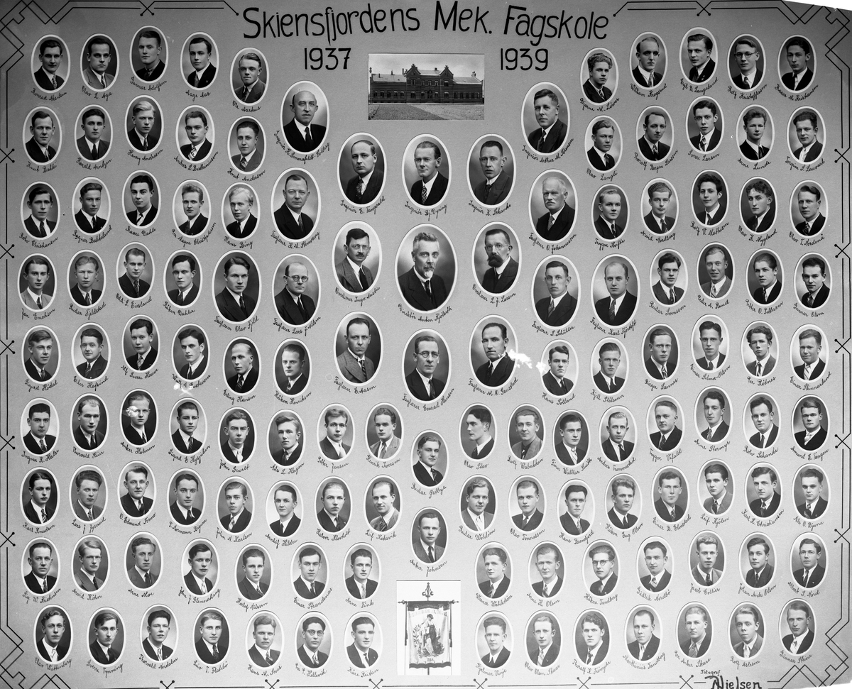 Fotosamling etter fotograf John Nielsen, Porsgrunn. Bilder viser ansatte og elever ved Skiensfjorden Mekaniske Fagskole. Årskullet 1937-1939, under Direktør Anton Kjølseth ledelse.