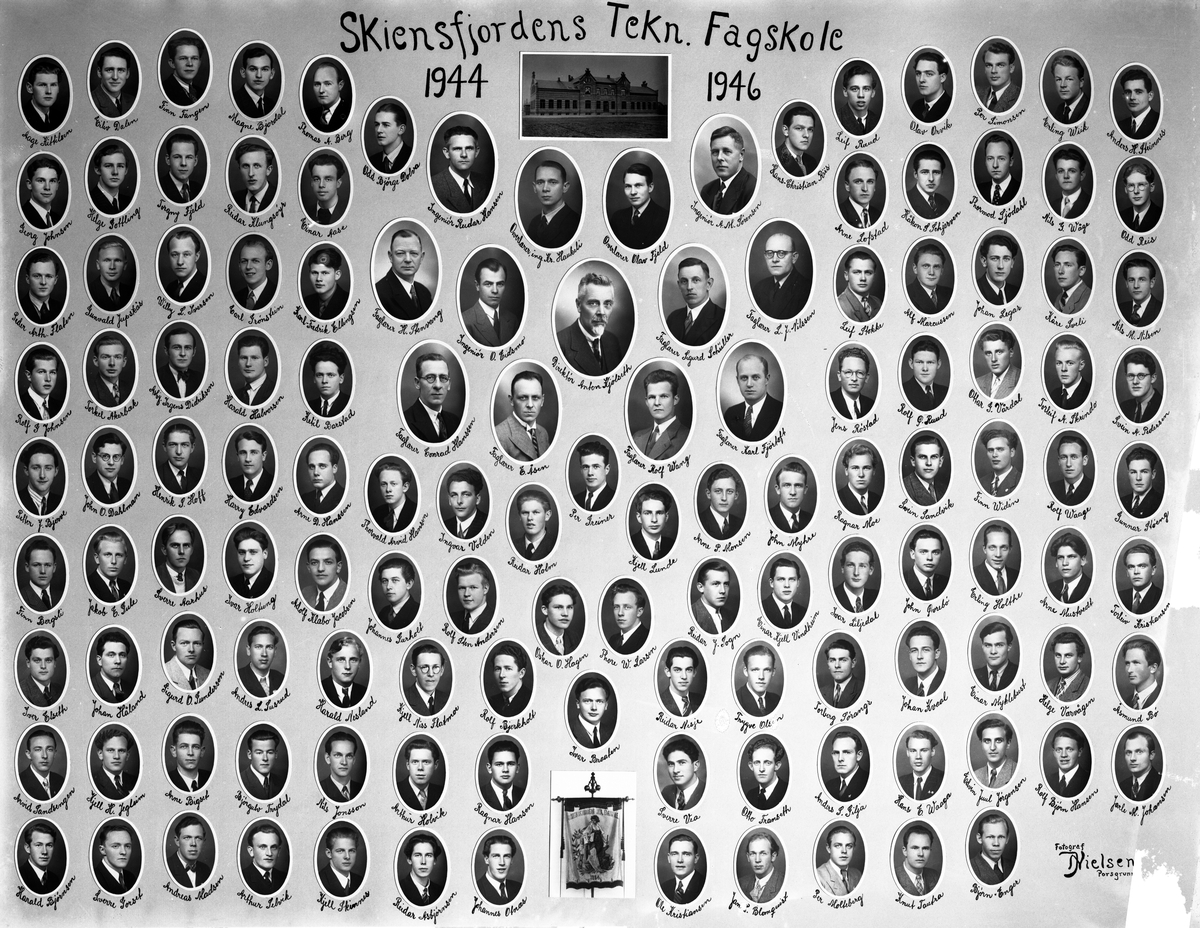Fotosamling etter fotograf John Nielsen, Porsgrunn. Bilder viser ansatte og elever ved Skiensfjorden Mekaniske Fagskole. Årskullet 1944-1946, under Direktør Anton Kjølseth ledelse.