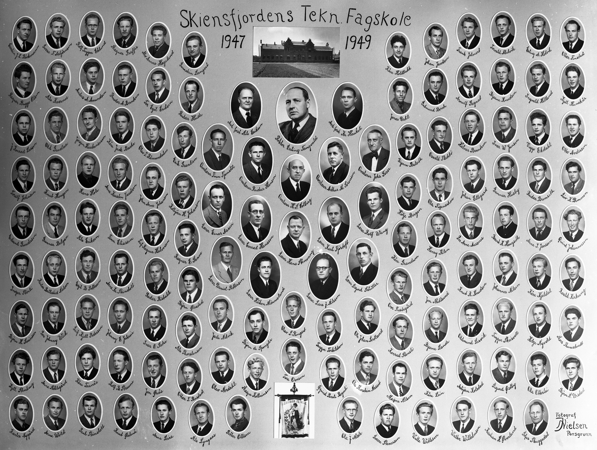 Fotosamling etter fotograf John Nielsen, Porsgrunn. Bilder viser ansatte og elever ved Skiensfjorden Mekaniske Fagskole. Årskullet 1947-1949, under Rektor Erling Tangelands ledelse.