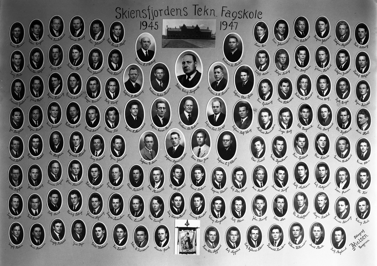 Fotosamling etter fotograf John Nielsen, Porsgrunn. Bilder viser ansatte og elever ved Skiensfjorden Mekaniske Fagskole. Årskullet 1945-1947, under Rektor Erling Tangelands ledelse.