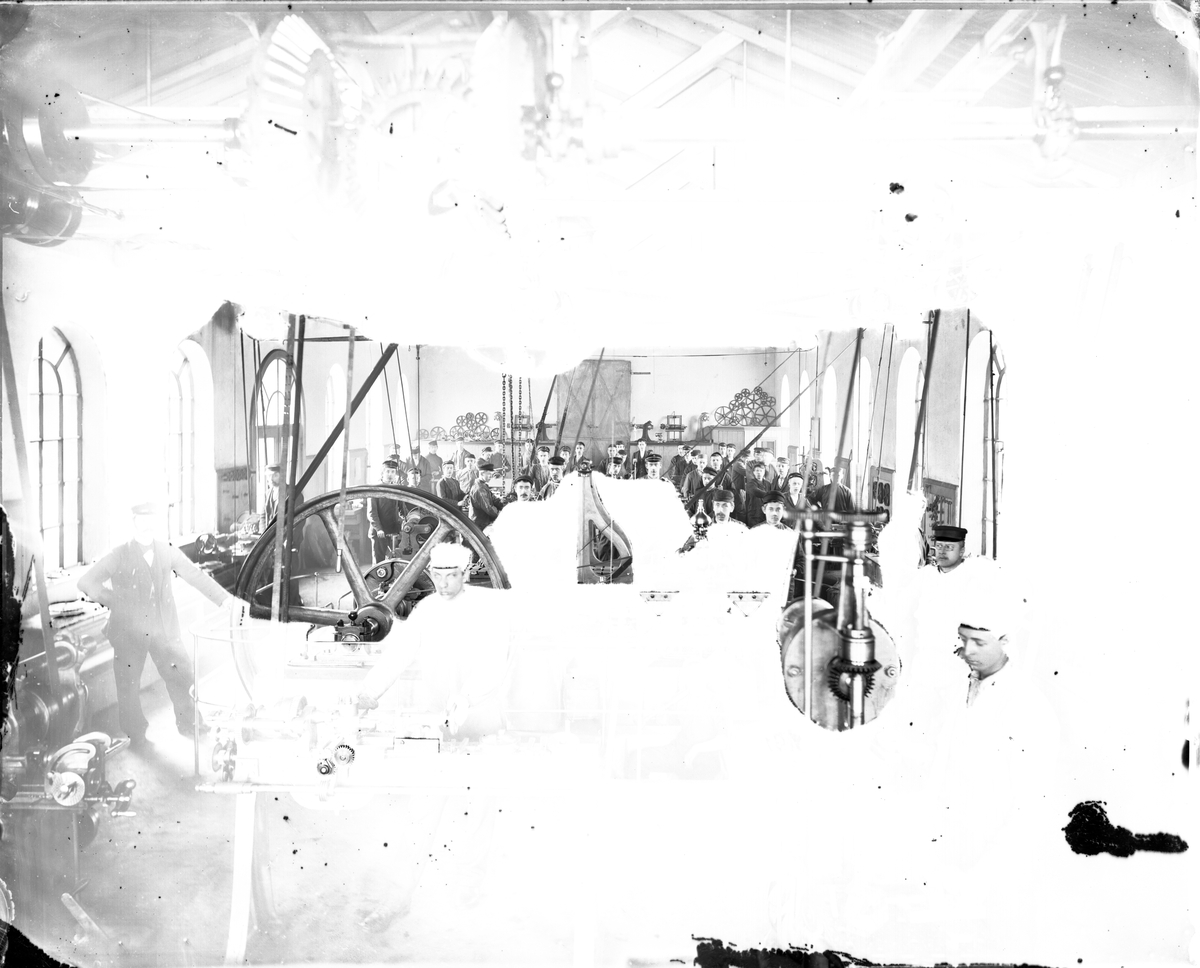 Fotosamling etter fotograf John Nielsen, Porsgrunn. Motiv med ansatte og elever ved Skiensfjorden Mekaniske Fagskole i mekanikerfaget.