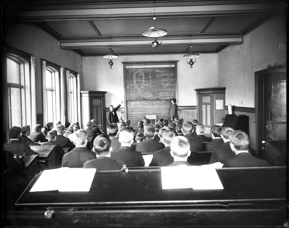 Fotosamling etter fotograf John Nielsen, Porsgrunn. Motiv med elever som får undervisning ved Skiensfjorden Mekaniske Fagskole.