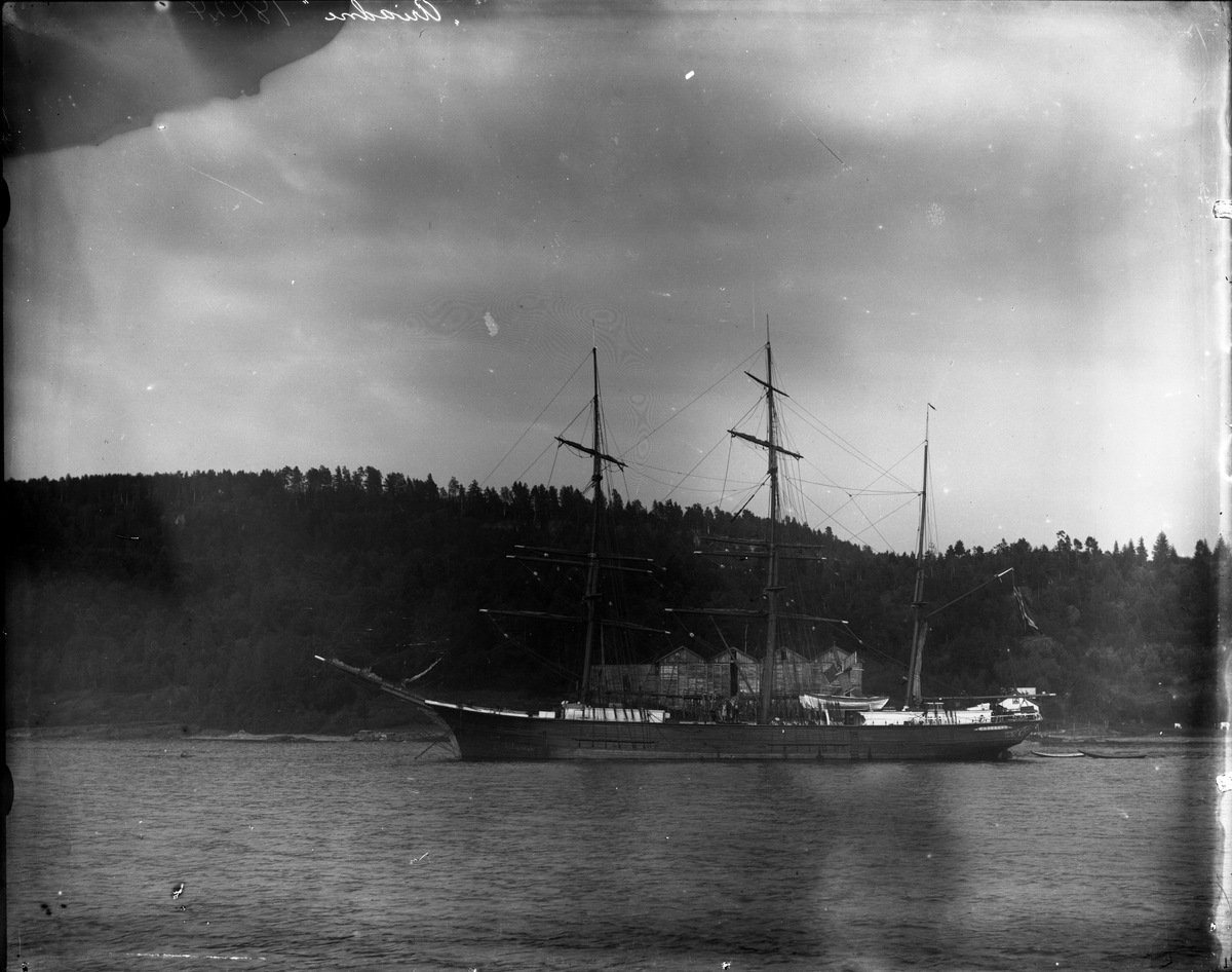 Fotosamling etter fotograf John Nielsen, Porsgrunn. Fotografi som viser barken Ariadne, bygget 1871 i Tvedestrand for Porsgrunnsfirmaet Saltbodens Iscompanie.