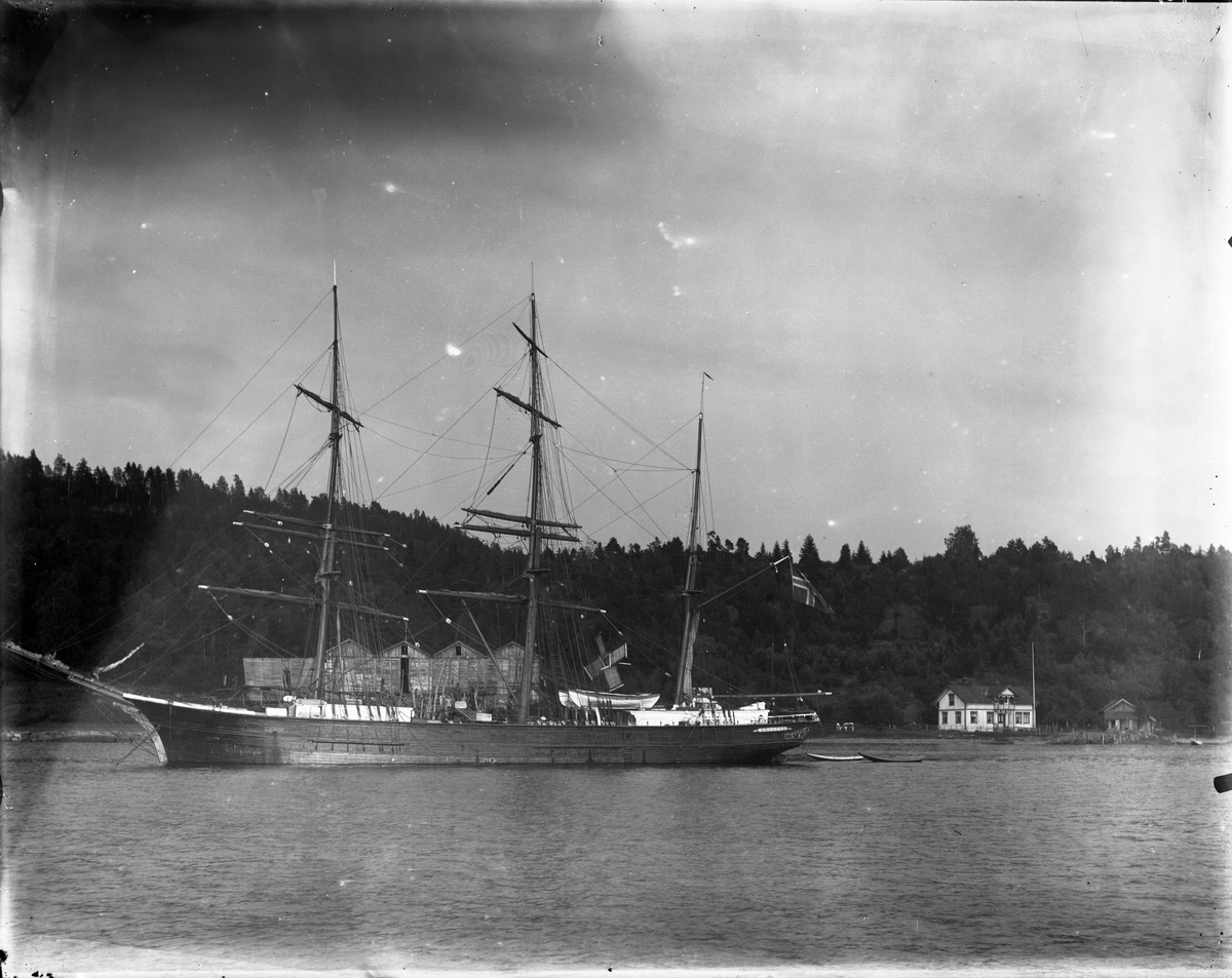 Fotosamling etter fotograf John Nielsen, Porsgrunn. Motiv med barken Ariadne, bygget 1871 i Tvedestrand for Saktboden Iscompanie.