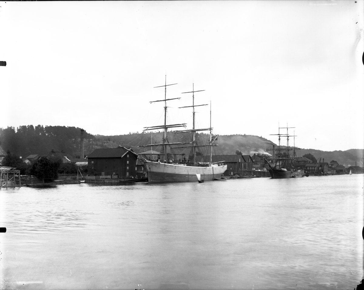 Fotosamling etter fotograf John Nielsen, Porsgrunn. Landskapsmitiv med skuter fortøyd ved Porsgrunns mekaniske verksted.