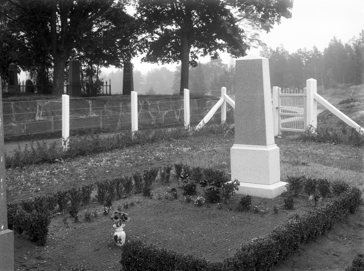 Varför fotografen Folke Fromholtz valde att dokumentera gravvården efter hemmadottern Valborg Andersson är oss okänt, den ödesmättade stämningen väcker oavsett vördnad. Född i Östra Ed 1894 ger oss källorna besked att Valborg inte hann fylla 24. Spanska sjukan, tidens stora gissel, tog hennes unga liv under besök eller möjligtvis tillfälligt arbete i Loftahammar, där hon även blev begraven.