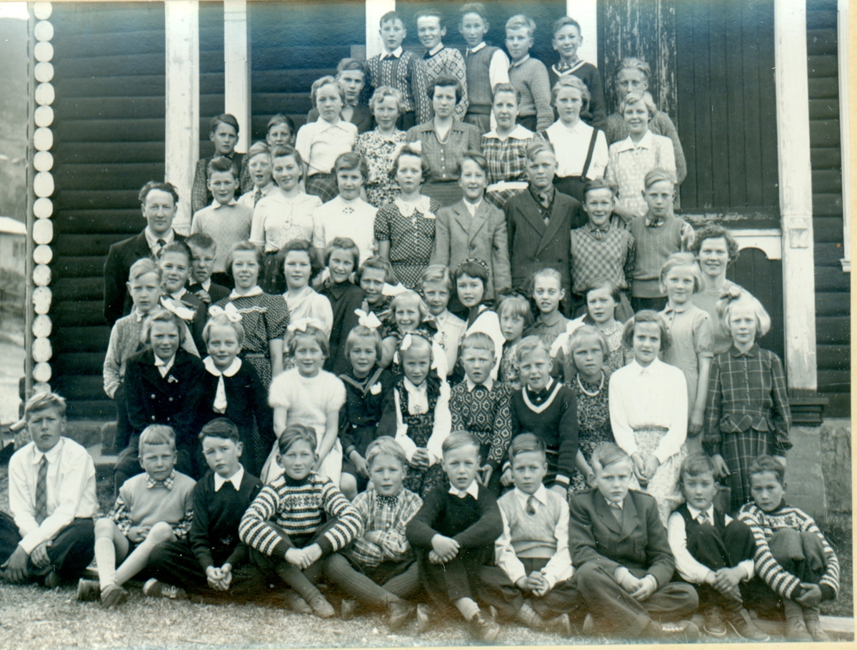 Skulebilete frå Herad skule 1953. 
1. rekkje frå v.: Reidar Birkeland, Olaf Brennelien, Erik Treverket, Torbjørn Grangard, Kjell Larsplass, Egil Brøto, Jens Søndreli, Alf Navrud, Sverre Hoftun, Ingvald Grangard.
2. rekkje frå v.: Solveig Brenno (Rusten), Inger Marie Hovde, Kristi Viko, Mona Hesla, Herborg Viko, Øystein Hoftun, Oddbjørn Hilmar Bergene, Ragnhild Eiklid, Ingeborg Søndreli, Liv Marianne Brenno.
3. rekkje frå v.: Torbjørn Bjerkerud, Reidar Brøto, Reidar Hovde, Asta Hovind, Ruth Kari Brøto, Mari Eiklid, Astrid Skaret, Velaug Viko, Helga Brennelien, Magnhild Treverket, Gerd Andersen, Astrid Gunvor Brenno, Berit Eiklid, Anne Haugen.
4. rekkje frå v.: Lærar Arne Mathismoen, Per Egil Hesla, Olaug Brenno (Rusten), Borghild Larsplass, Ingrid Hoftun, John Køso, Birger Eiklid, Oddvar Snekkerhaugen, Ola Bjerkerud.
5. rekkje frå v.: Bernt Stuvebakken, Ola Eiklid, Hans Kåre Viko, Ragnhild Eiklid Eiknes, Arnhild Fagervold, Inger Andersen, Gunvor Skaret, Gunvor Haugen, Sigrid Hoftun.
6. rekkje frå v.: Nils Navrud, Wilhelm Toppen, Helge Brenno, Idar Eiklid, Arild Hovde, Nils Narum, Martin Brenno.