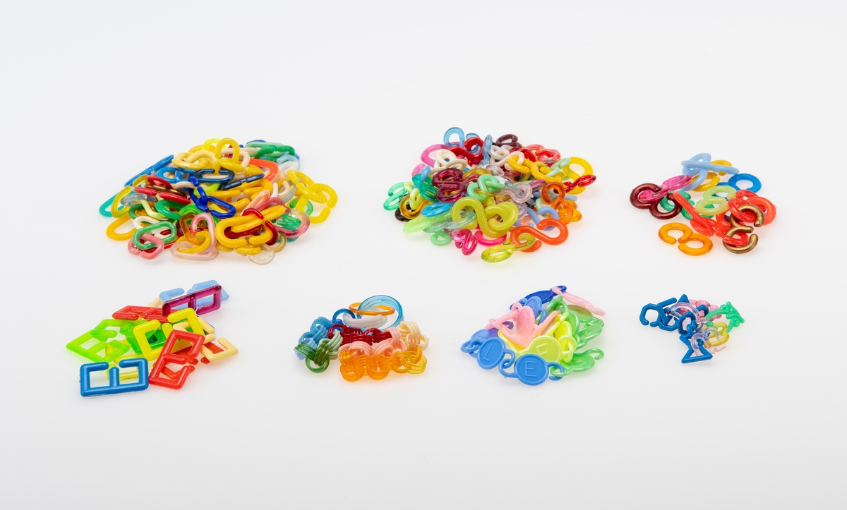 En samling plastkroker benyttet som leketøy. De varierer i størrelse, farge og utforming. Det er 83 kroker som er C-formet, 77 kroker som er S-formet, 15 som er formet som et 3-tall og 14 som er E-formet. I tillegg er det 19 som er rund på midten med en hekte i hver side. På den runde platen er det preget inn en stor bokstav (bokstavene varierer). Det er også ringer/korte spiraler som er festet sammen til en lenke, samt et kjede bestående av ulike små figurer. S- og C-krokene ble brukt til å lage kjeder/kjettinger, eller de ble brukt i spill. I spill ble de kastet mot en vegg og vinneren vant alle kroker som ble satset. Krokene var gjerne lenket sammen 2 og 2 eller 3 og 3.