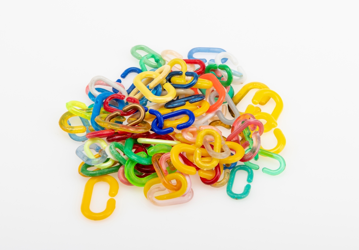 En samling plastkroker benyttet som leketøy. De varierer i størrelse, farge og utforming. Det er 83 kroker som er C-formet, 77 kroker som er S-formet, 15 som er formet som et 3-tall og 14 som er E-formet. I tillegg er det 19 som er rund på midten med en hekte i hver side. På den runde platen er det preget inn en stor bokstav (bokstavene varierer). Det er også ringer/korte spiraler som er festet sammen til en lenke, samt et kjede bestående av ulike små figurer. S- og C-krokene ble brukt til å lage kjeder/kjettinger, eller de ble brukt i spill. I spill ble de kastet mot en vegg og vinneren vant alle kroker som ble satset. Krokene var gjerne lenket sammen 2 og 2 eller 3 og 3.