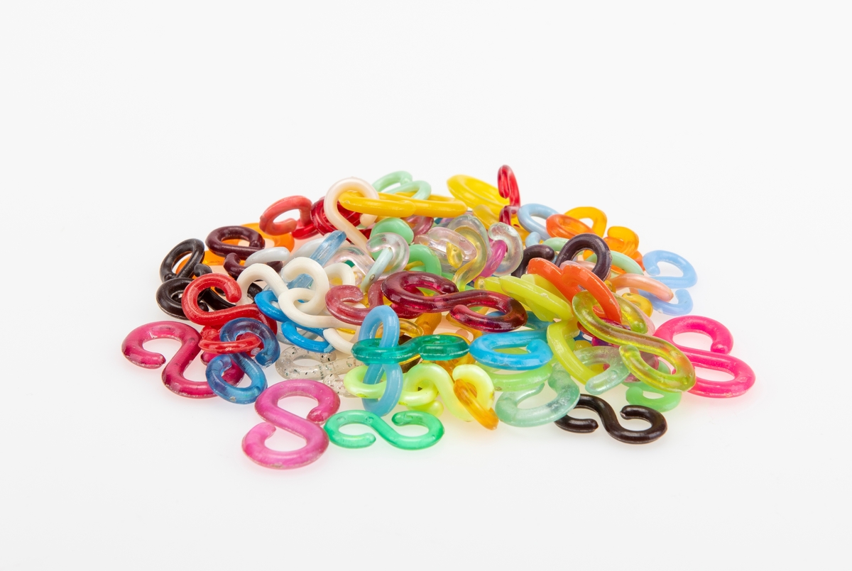 En samling plastkroker benyttet som leketøy. De varierer i størrelse, farge og utforming. Det er 83 kroker som er C-formet, 77 kroker som er S-formet, 15 som er formet som et 3-tall og 14 som er E-formet. I tillegg er det 19 som er rund på midten med en hekte i hver side. På den runde platen er det preget inn en stor bokstav (bokstavene varierer). Det er også ringer/korte spiraler som er festet sammen til en lenke, samt et kjede bestående av ulike små figurer. S- og C-krokene ble brukt til å lage kjeder/kjettinger, eller de ble brukt i spill. I spill ble de kastet mot en vegg og vinneren vant alle kroker som ble satset. Krokene var gjerne lenket sammen 2 og 2 eller 3 og 3.