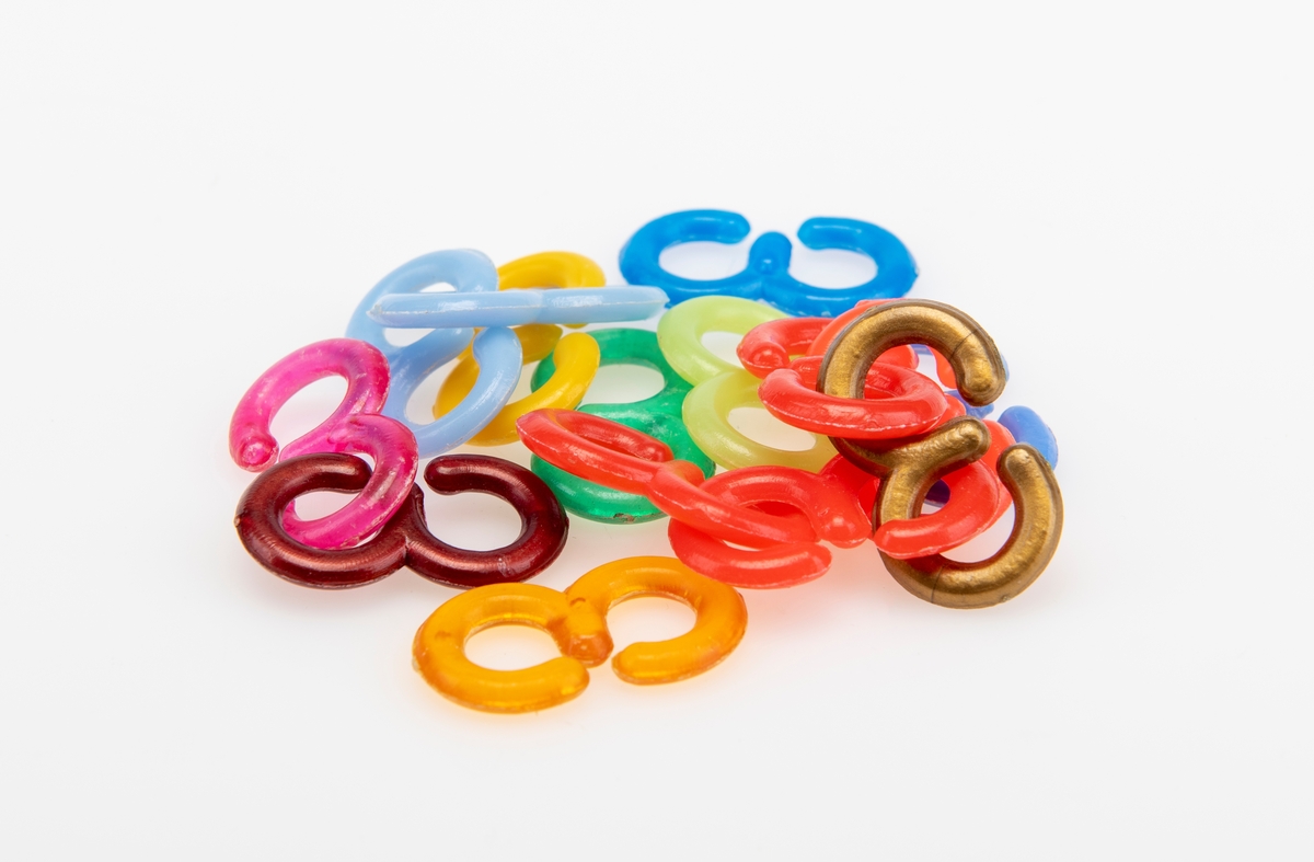 En samling plastkroker benyttet som leketøy. De varierer i størrelse, farge og utforming. Det er 83 kroker som er C-formet, 77 kroker som er S-formet, 15 som er formet som et 3-tall og 14 som er E-formet. I tillegg er det 19 som er rund på midten med en hekte i hver side. På den runde platen er det preget inn en stor bokstav (bokstavene varierer). Det er også ringer/korte spiraler som er festet sammen til en lenke, samt et kjede bestående av ulike små figurer. S- og C-krokene ble brukt til å lage kjeder/kjettinger, eller de ble brukt i spill. I spill ble de kastet mot en vegg og vinneren vant alle kroker som ble satset. Krokene var gjerne lenket sammen 2 og 2 eller 3 og 3.