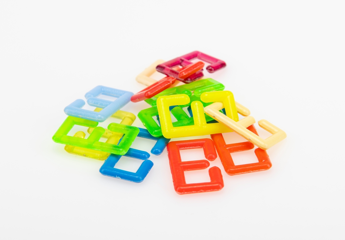 En samling plastkroker benyttet som leketøy. De varierer i størrelse, farge og utforming. Det er 83 kroker som er C-formet, 77 kroker som er S-formet, 15 som er formet som et 3-tall og 14 som er E-formet. I tillegg er det 19 som er rund på midten med en hekte i hver side. På den runde platen er det preget inn en stor bokstav (bokstavene varierer). Det er også ringer/korte spiraler som er festet sammen til en lenke, samt et kjede bestående av ulike små figurer. S- og C-krokene ble brukt til å lage kjeder/kjettinger, eller de ble brukt i spill. I spill ble de kastet mot en vegg og vinneren vant alle kroker som ble satset. Krokene var gjerne lenket sammen 2 og 2 eller 3 og 3.