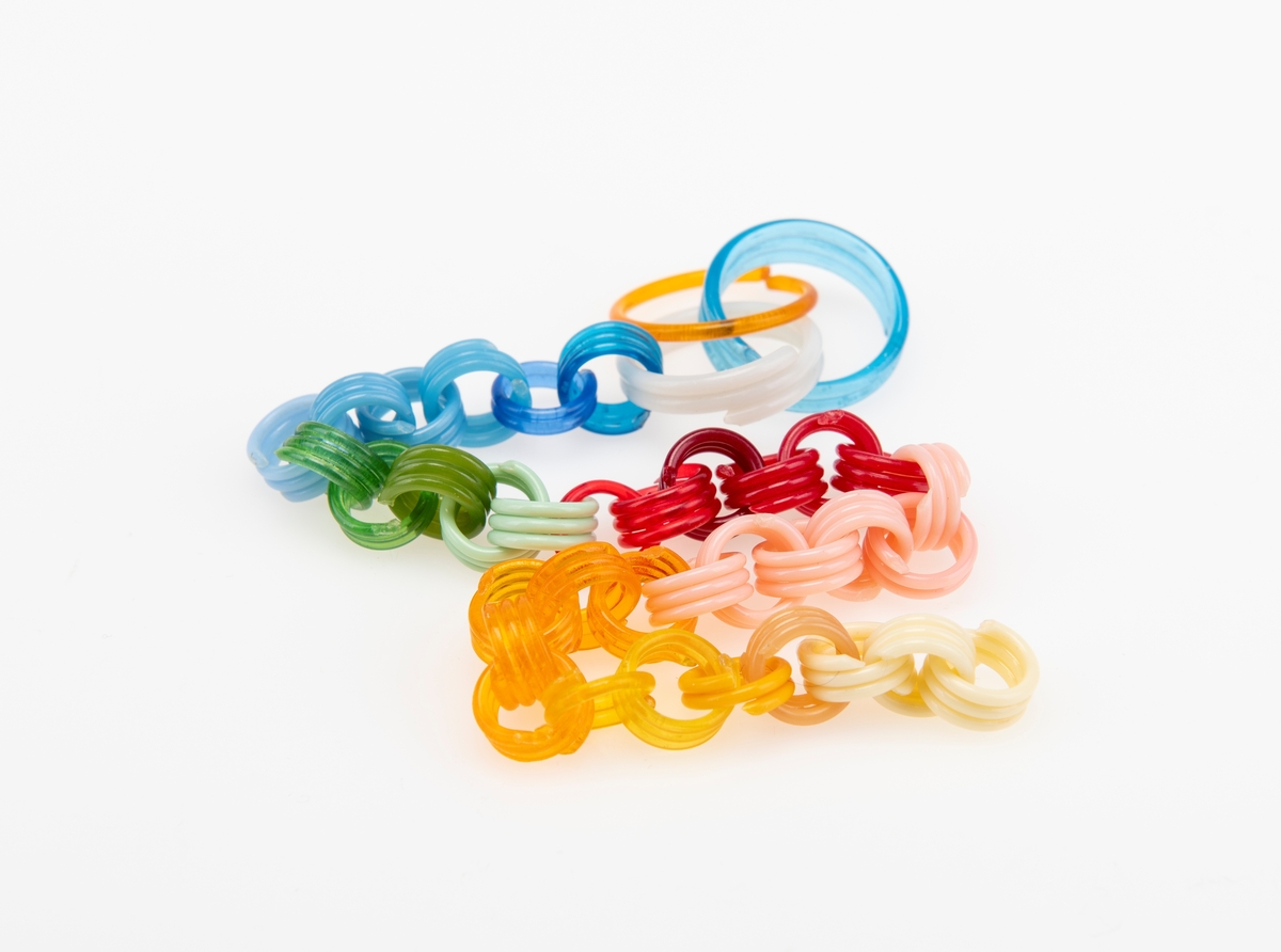 En samling plastkroker benyttet som leketøy. De varierer i størrelse, farge og utforming. Det er 83 kroker som er C-formet, 77 kroker som er S-formet, 15 som er formet som et 3-tall og 14 som er E-formet. I tillegg er det 19 som er rund på midten med en hekte i hver side. På den runde platen er det preget inn en stor bokstav (bokstavene varierer). Det er også ringer/korte spiraler som er festet sammen til en lenke, samt et kjede bestående av ulike små figurer. S- og C-krokene ble brukt til å lage kjeder/kjettinger, eller de ble brukt i spill. I spill ble de kastet mot en vegg og vinneren vant alle kroker som ble satset. Krokene var gjerne lenket sammen 2 og 2 eller 3 og 3.