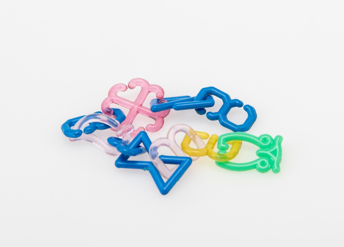 En samling plastkroker benyttet som leketøy. De varierer i størrelse, farge og utforming. Det er 83 kroker som er C-formet, 77 kroker som er S-formet, 15 som er formet som et 3-tall og 14 som er E-formet. I tillegg er det 19 som er rund på midten med en hekte i hver side. På den runde platen er det preget inn en stor bokstav (bokstavene varierer). Det er også ringer/korte spiraler som er festet sammen til en lenke, samt et kjede bestående av ulike små figurer. S- og C-krokene ble brukt til å lage kjeder/kjettinger, eller de ble brukt i spill. I spill ble de kastet mot en vegg og vinneren vant alle kroker som ble satset. Krokene var gjerne lenket sammen 2 og 2 eller 3 og 3.