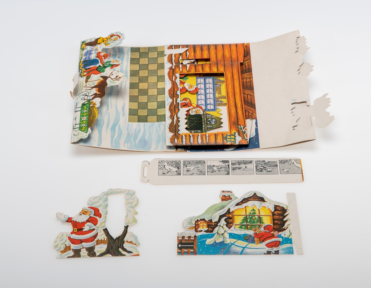 En adventskalender laget av kartong. Sammenbrettet er den flat. På den ene siden er det felt for frimerke/porto og for å skrive på navn/adresse for å kunne sende den i posten. På en andre siden er det påtrykt motiv som viser en husvegg med en grønn inngangsdør og et vindu som er opplyst. Mot veggen står det en trillebår, en bøtte, en benk med en stamp på og en stige. Dette utgjør baksiden på kalenderen når den er oppslått. Når kalenderen er oppslått er den tredimensjonal. I front brettes opp kartong som viser tre nisser rundt en vaskebalje og et reinsdyr med slede. på sleden er det en gavesekk. Deretter er det et felt med "sne". Der er kalenderlukene 1-8. Deretter er det en "tømmerbygning" som stikker ut fra bakgrunnen. I et "vindu" kan man se fire nisser i et kombinert kjøkken/stue. Til høyre er det en grue og på bakveggen er det en tallerkenhylle og et gjøkur. I venstre hjørne står det en tv/et fjernsyn. På høyre side av kalenderen er det en åpning med en pappremse med illustrasjoner. Pappremsen har ulike illustrasjoner som utgjør TV-bilder på nissenes fjernsyn. Kalenderluke 9-24 er på taket. Når man åpner kalenderlukene er det ulike tegninger.
Ved kalenderen lå det ved to pappfigurer. Den ene viser en nisse som står og inn i et vindu som viser en stue med pyntet juletre. Den andre figuren viser en nisse som står ved det snødekt tre. Midten av treet er skåret ut slik at det utgjør en ramme. Det er usikkert om disse originalt tilhører kalenderen.