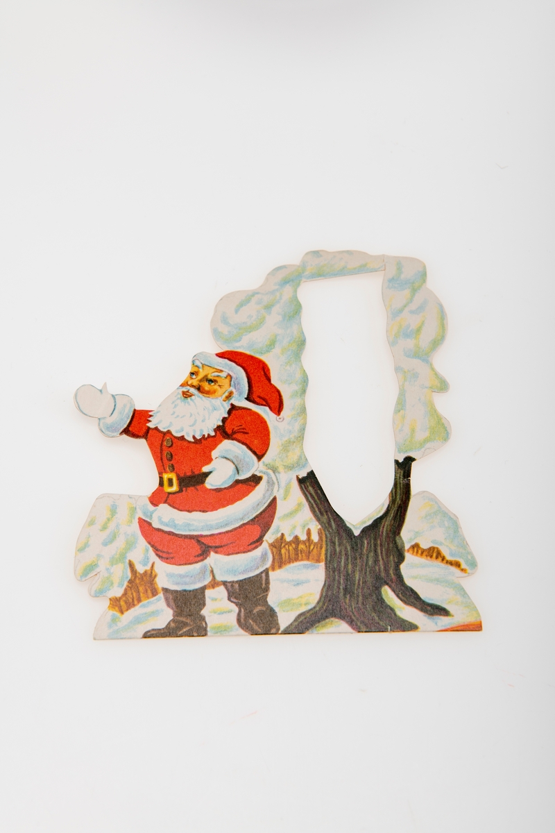 En adventskalender laget av kartong. Sammenbrettet er den flat. På den ene siden er det felt for frimerke/porto og for å skrive på navn/adresse for å kunne sende den i posten. På en andre siden er det påtrykt motiv som viser en husvegg med en grønn inngangsdør og et vindu som er opplyst. Mot veggen står det en trillebår, en bøtte, en benk med en stamp på og en stige. Dette utgjør baksiden på kalenderen når den er oppslått. Når kalenderen er oppslått er den tredimensjonal. I front brettes opp kartong som viser tre nisser rundt en vaskebalje og et reinsdyr med slede. på sleden er det en gavesekk. Deretter er det et felt med "sne". Der er kalenderlukene 1-8. Deretter er det en "tømmerbygning" som stikker ut fra bakgrunnen. I et "vindu" kan man se fire nisser i et kombinert kjøkken/stue. Til høyre er det en grue og på bakveggen er det en tallerkenhylle og et gjøkur. I venstre hjørne står det en tv/et fjernsyn. På høyre side av kalenderen er det en åpning med en pappremse med illustrasjoner. Pappremsen har ulike illustrasjoner som utgjør TV-bilder på nissenes fjernsyn. Kalenderluke 9-24 er på taket. Når man åpner kalenderlukene er det ulike tegninger.
Ved kalenderen lå det ved to pappfigurer. Den ene viser en nisse som står og inn i et vindu som viser en stue med pyntet juletre. Den andre figuren viser en nisse som står ved det snødekt tre. Midten av treet er skåret ut slik at det utgjør en ramme. Det er usikkert om disse originalt tilhører kalenderen.