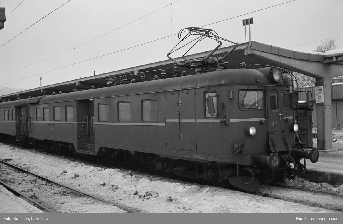 Elektrisk motorvogn BM 68A 13 med persontog til Hønefoss, tog 527, på Drammen stasjon