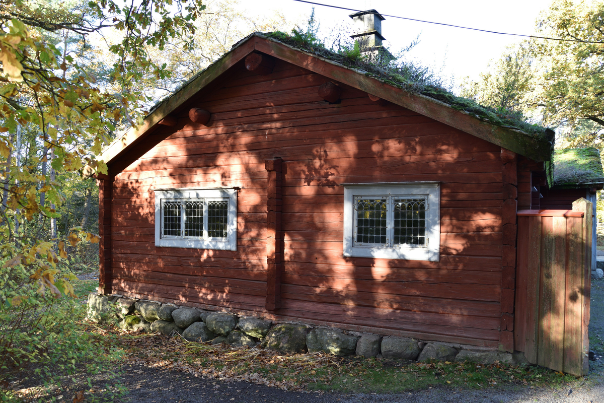 Laxbrostugan på Bergsmansgården är en timrad parstuga med framkammare, uppförd i en våning. Fasaden är målad med röd slamfärg. Byggnaden har ett sadeltak, med tätskikt av näver som täckts med torv. Tre tegelmurade skorstenar med gjutna järnhuvar, en kröner sadeltaket vid framkammaren och två är placerade i takfall mot C.

Byggnaden är uppförd vid 1600-talets mitt på Laxbro gård i Ljusnarsbergs socken i nordvästra Västmanland. Laxbrostugan flyttades till Skansen 1895.