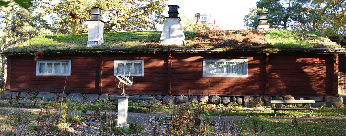 Laxbrostugan på Bergsmansgården är en timrad parstuga med framkammare, uppförd i en våning. Fasaden är målad med röd slamfärg. Byggnaden har ett sadeltak, med tätskikt av näver som täckts med torv. Tre tegelmurade skorstenar med gjutna järnhuvar, en kröner sadeltaket vid framkammaren och två är placerade i takfall mot C.

Byggnaden är uppförd vid 1600-talets mitt på Laxbro gård i Ljusnarsbergs socken i nordvästra Västmanland. Laxbrostugan flyttades till Skansen 1895.