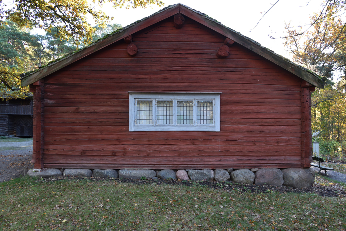 Laxbrostugan på Bergsmansgården är en timrad parstuga med framkammare, uppförd i en våning. Fasaden är målad med röd slamfärg. Byggnaden har ett sadeltak, med tätskikt av näver som täckts med torv. Tre tegelmurade skorstenar med gjutna järnhuvar, en kröner sadeltaket vid framkammaren och två är placerade i takfall mot C.

Byggnaden är uppförd vid 1600-talets mitt på Laxbro gård i Ljusnarsbergs socken i nordvästra Västmanland. Laxbrostugan flyttades till Skansen 1895.
