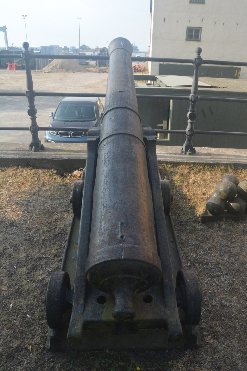 6 pundig slätborrad framladdningskanon M/Ashling, av 310 kulors vikt, med lavett, L = 2050 mm B = 830 mm H = 1000 mm och kursör, av järn. Kanonens gjut. nr 125. Märkt å ena tappen "H" och å den andra "85".