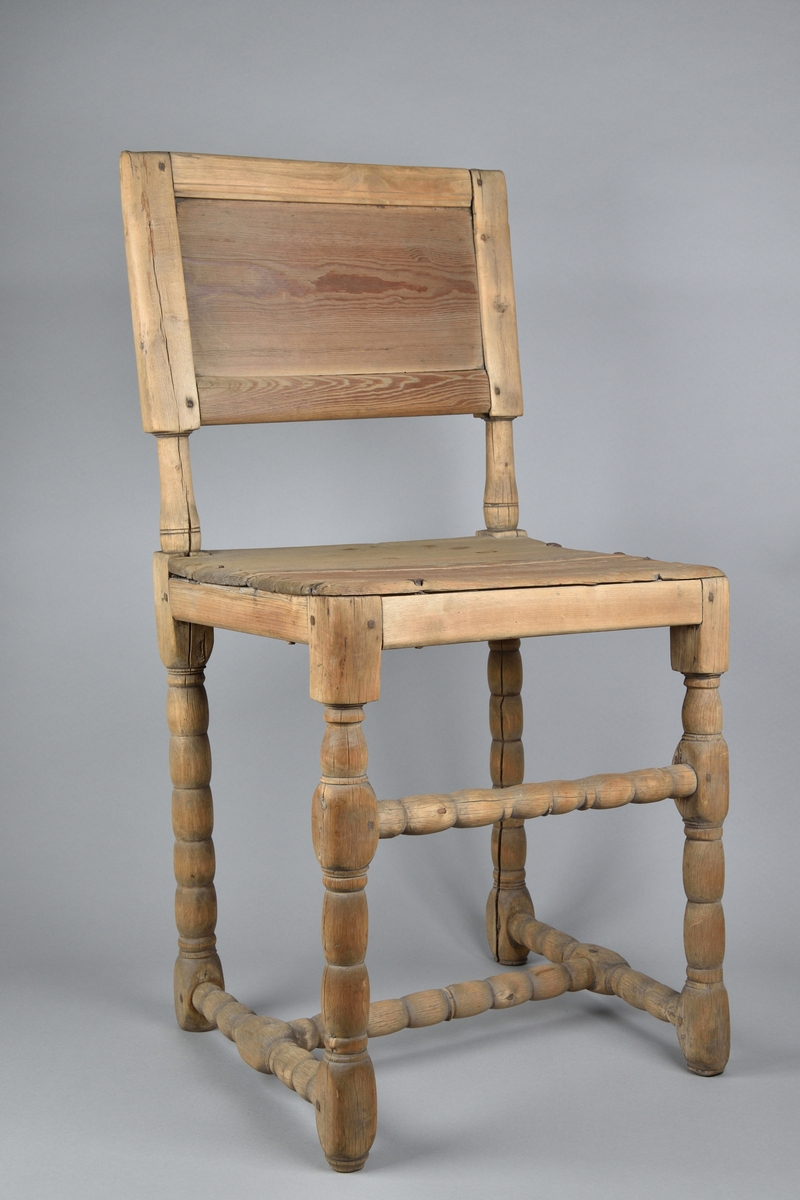 Stol tillverkad i björk och furu. Enkel delvis genombruten rygg med svarvade ryggstolpar. Enkel ostoppad sits. Stolen står på fyra profilsvarvade ben, vilka stabiliseras av svarvad framslå samt ett svarvat H-format benkryss. 