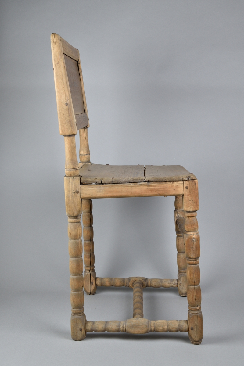Stol tillverkad i björk och furu. Enkel delvis genombruten rygg med svarvade ryggstolpar. Enkel ostoppad sits. Stolen står på fyra profilsvarvade ben, vilka stabiliseras av svarvad framslå samt ett svarvat H-format benkryss. 