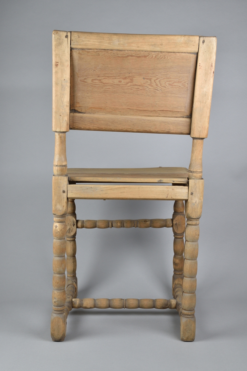 Stol tillverkad i björk och furu. Enkel delvis genombruten rygg med svarvade ryggstolpar. Enkel ostoppad sits. Stolen står på fyra profilsvarvade ben, vilka stabiliseras av svarvad framslå samt ett svarvat H-format benkryss. 