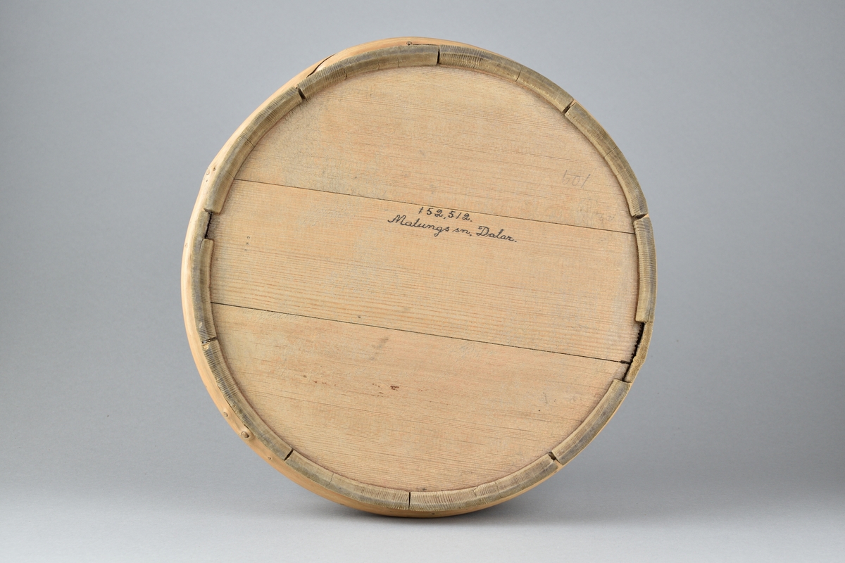 Mjölkbunke tillverkad i trä. Runt laggkärl med tio stavar, samt två utanpåliggande vidjor. 