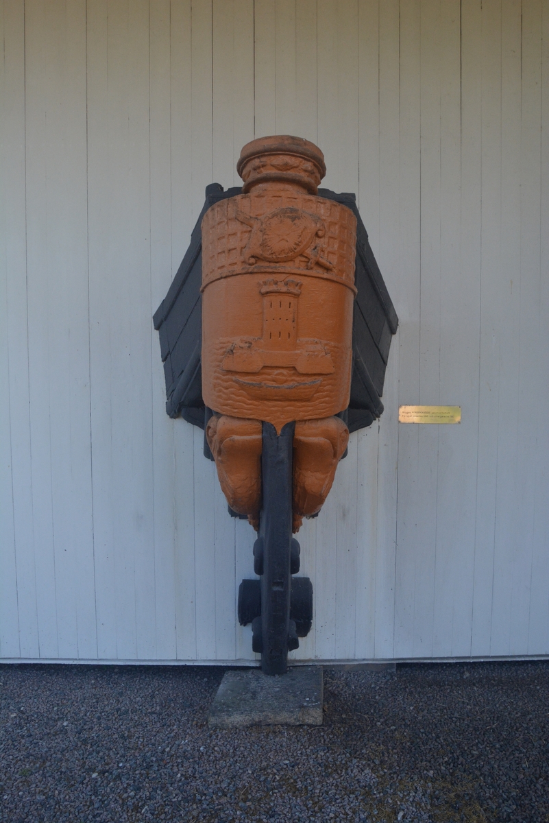 Briggen Nordenskjölds galjonsornament. Består av Nordenskjöldska vapnet samt två delfiner.
Briggen Nordenskjölds köl sträckt år 1842, sjösatt 1845, slopad 1908. Fartygets besättning var 94 man.