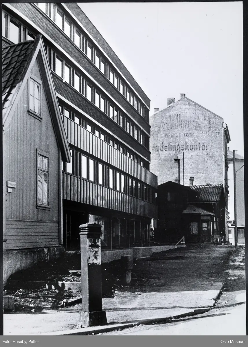 gateløp, trehusbebyggelsem boligblokk, forretningsgård