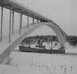 Fartyget Vestfjord vid Sandöbron