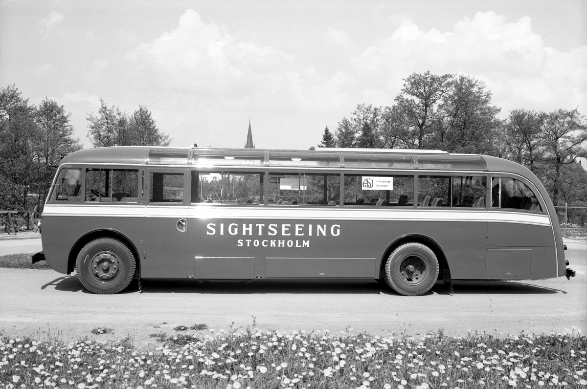 Sightseeing-buss för leverans till Stockholm med karosseri tillverkat vid ASJ i Linköping. Här uppställd invid Sankt Larsbron för reklamfotografering. Modell och foto från 1939.