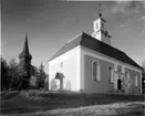 Borgsjö Kyrka. Byggmästare Daniel Hagman. Läktare och bänkinredning av Olof Hillgren och målning av mästaren Paul Hallberg från Hudiksvall .Predikstol och altaruppsats av Johan Edler från Lockne i Jämtland. Orgelfasad 1771. Både exteriör och interiör välbevarad rokokostil. Klockstapel från 1782 av Pål Persson i Stugun. Kyrkan invigdes 1772.