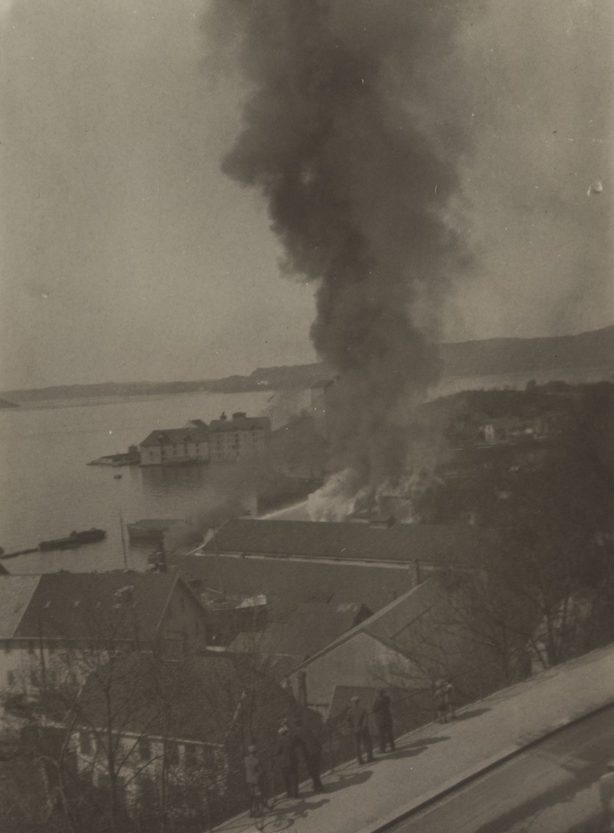 Brann i det mekaniske verkstedet ved Storemøllen i Sandviken. Sett fra Helleveien.