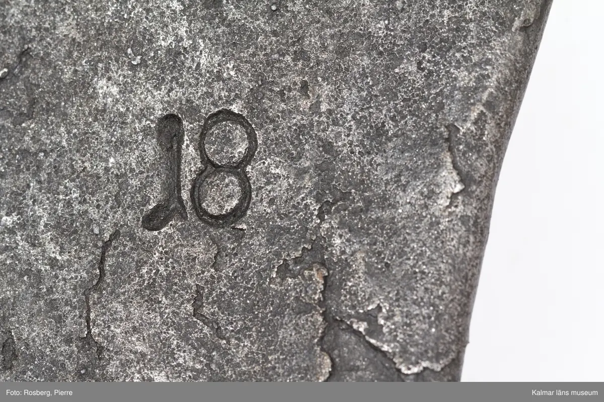 KLM 44668. Harnesk, bröstharnesk, av järn. Med upphöjd ås mitt framtill. Framvikta kanter och krage. Märke efter ett provskott. Stämpel på framsidan under kragen, otydbar. På insidan till vänster kronstämpel, till höger 18. Hål för remmar vid midja och axlar.