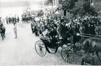 Strängnäs den 6 juni 1923


Bild 1
Färden har börjat och bredvid kungen sitter Landshövding Lennart Reuterskiöld.

Bild 2
Efter förrättningen i Roggeborgen fortsätter nu färden mot Södermanlands regementes kaserner.