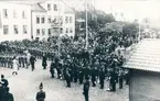 Strängnäs den 6 juni 1923

Bild 1
HM Konungen visiterar hedersvakten.

Bild 2
Konungen i samspråk med regementschefen. Husen i bakgrunden är nu rivna, men det närmaste huset är återuppbyggt i samma stil. Sedan 1994 används det av gymnasiet Europaskolan.